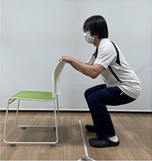 椅子を支えにスクワットをする様子